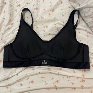 ALO Yoga airlift line up bra